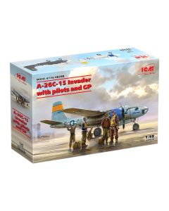 Збірна модель літака ICM: A-26С-15 Invader з пілотами та наземним персоналом